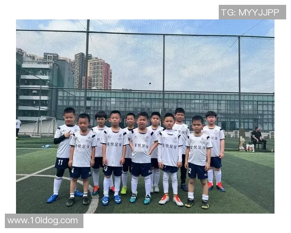 当足球球星展现可爱瞬间让赛场氛围充满童真与温暖 当足球球星展现可爱瞬间让赛场氛围充满童真与温暖