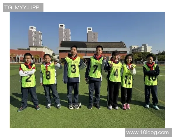 少女化身绿茵英雄演绎球星风采展现青春与运动魅力 少女化身绿茵英雄演绎球星风采展现青春与运动魅力